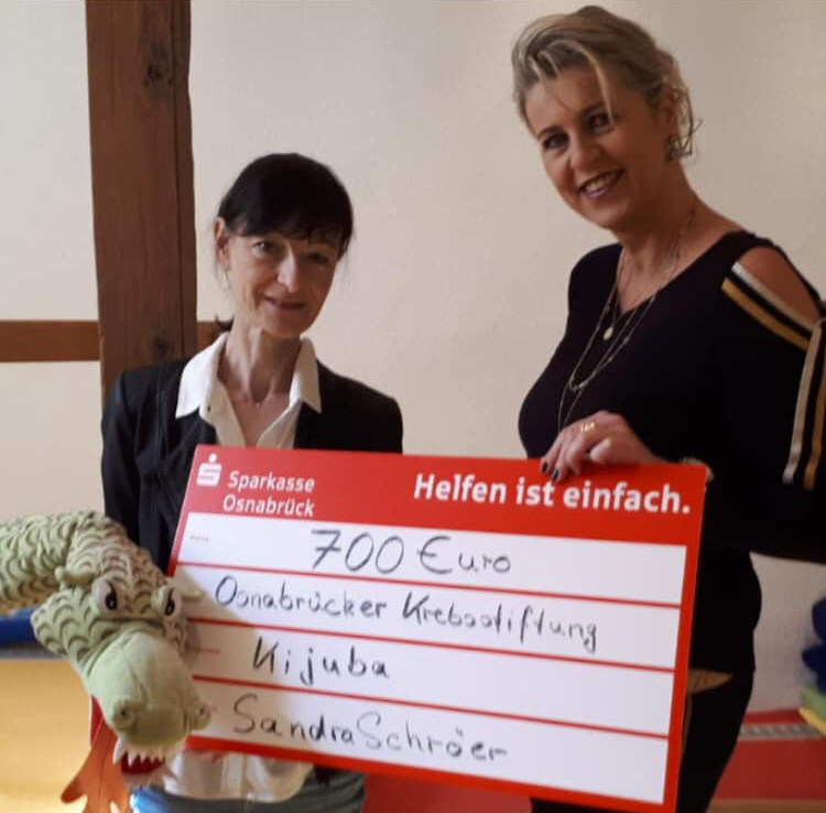 Hauptfoto_HairFlair Sandra Schröer spendet 700 Euro für Kijuba