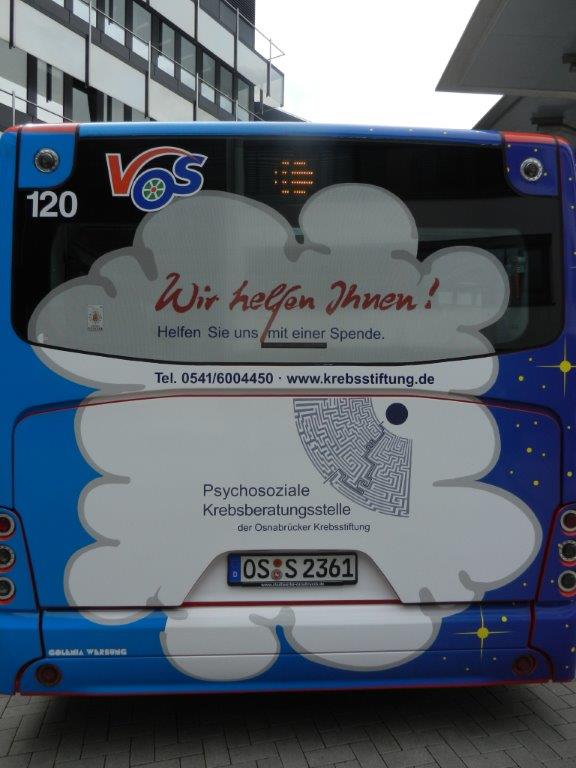 Galeriefoto_Ein Bus fährt für die Krebsberatungsstelle durch die Straßen von Osnabrück