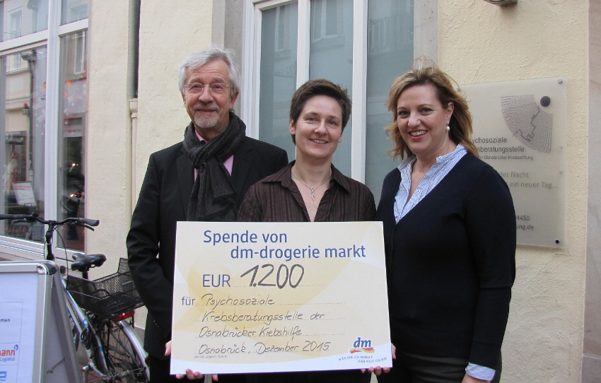 Hauptfoto_Überraschungstüten für die Kunden von dm, Weidenstraße – 1200 Euro für die Beratungsstelle